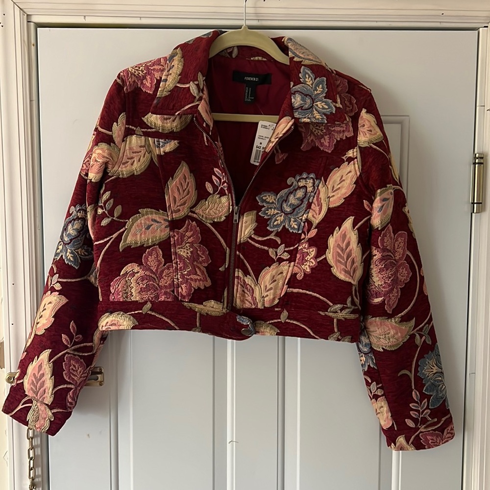 Cropped jacket embroidery. Zipper front. Size M.
